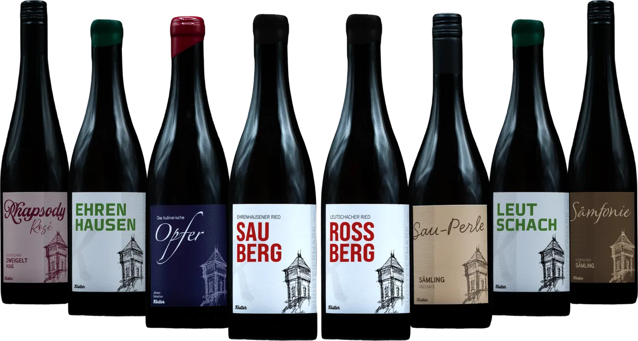 Acht Weine von Weinbau Köstler vor den Weinbergen der Südsteiermark: die Lagenweine vorne, daneben Signatures und Ortsweine